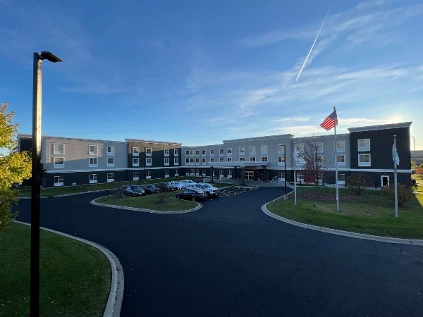 La Quinta Inn & Suites by Wyndham Bannockburn-Deerfield image 1