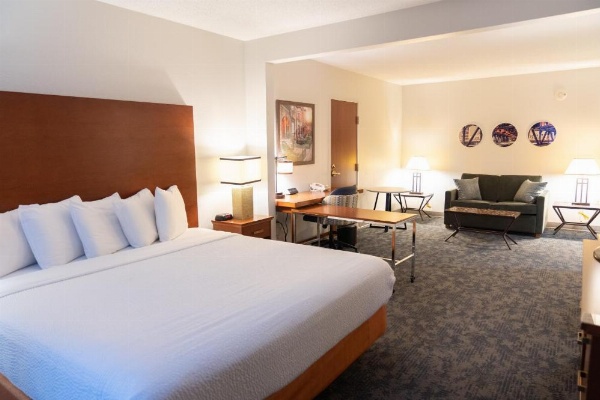 La Quinta Inn & Suites by Wyndham Bannockburn-Deerfield image 22