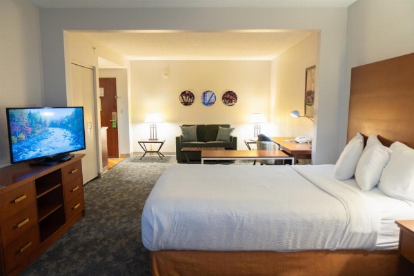 La Quinta Inn & Suites by Wyndham Bannockburn-Deerfield image 23