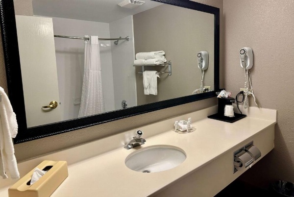 La Quinta Inn & Suites by Wyndham Bannockburn-Deerfield image 25