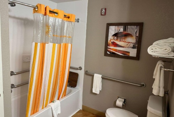 La Quinta Inn & Suites by Wyndham Bannockburn-Deerfield image 28