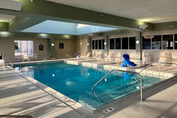 La Quinta Inn & Suites by Wyndham Bannockburn-Deerfield image 7